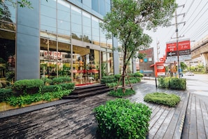 Garden - Ramada Plaza by Wyndham Bangkok Sukhumvit 48 (Bangkok)