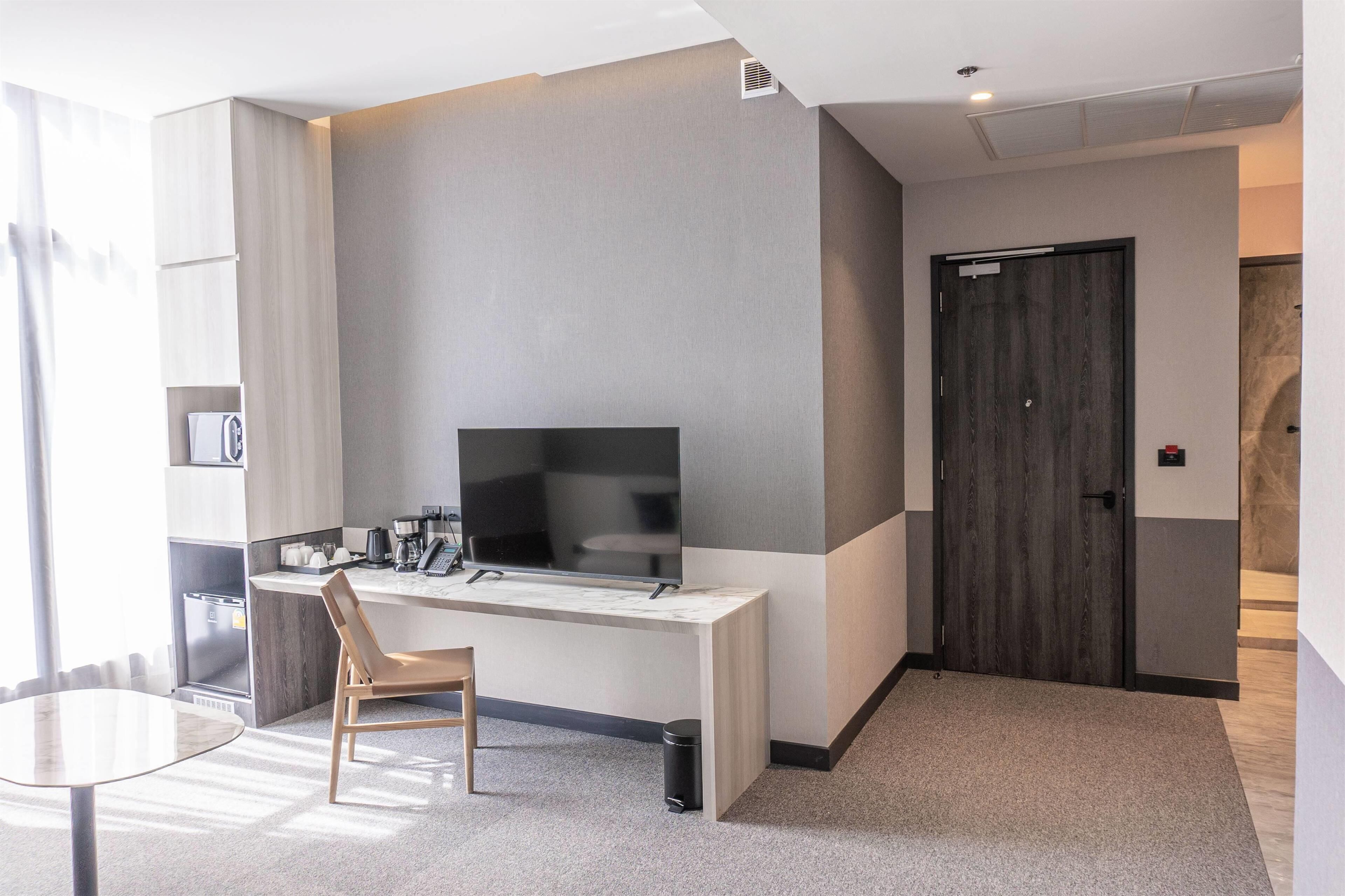 premier suite, 1 bedroom (queen) | 1 bedroom, in-room safe, desk, laptop workspace