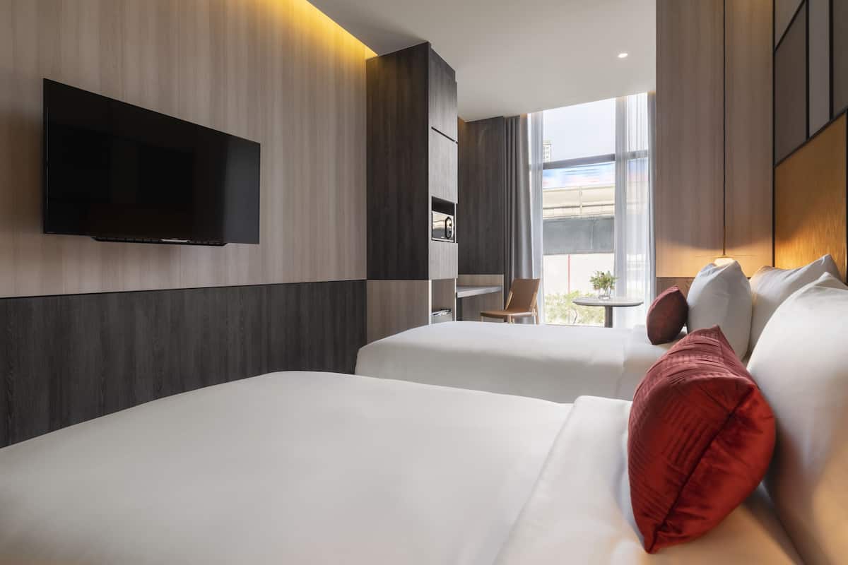 Deluxe Suite, 2 Twin Beds | 1 bedroom, in-room safe, desk, laptop workspace