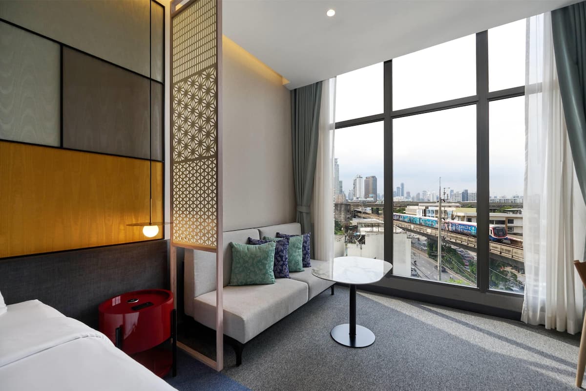Premier Room, 1 Queen Bed | 1 bedroom, in-room safe, desk, laptop workspace