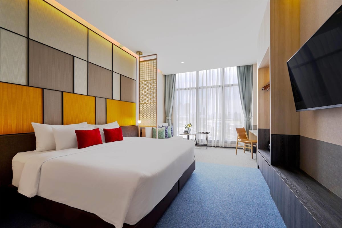 Premier Room, 1 Queen Bed | 1 bedroom, in-room safe, desk, laptop workspace