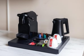 Habitación doble Deluxe | Cocina privada | Cafetera y tetera