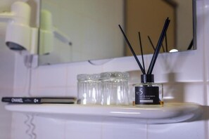 Regadera, secadora de cabello, toallas