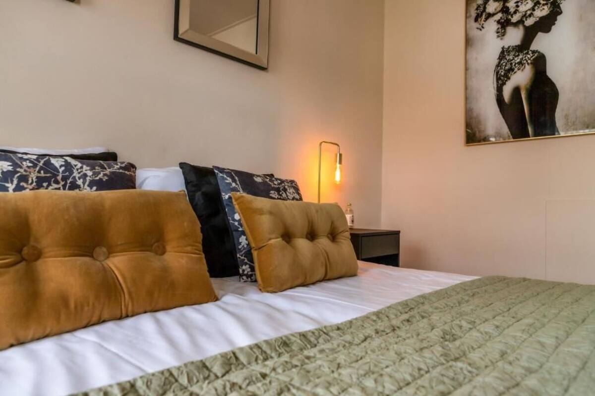 Minibar, escritorio, espacio para trabajar con laptop y wifi gratis