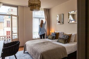 Minibar, escritorio, espacio para trabajar con laptop y wifi gratis