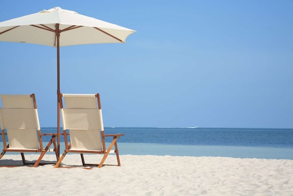 En la playa, camastros y toallas de playa 