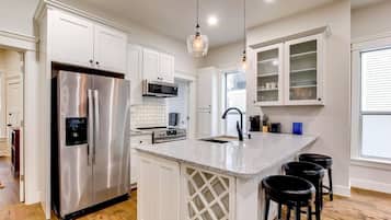 Coffee/tea maker, fridge, microwave, oven