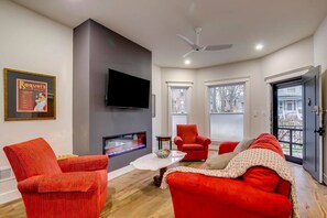 Smart TV y chimenea 