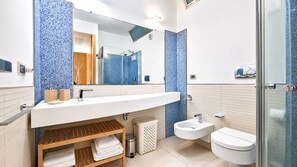 Dusche, Haartrockner, Bidet, Handtücher