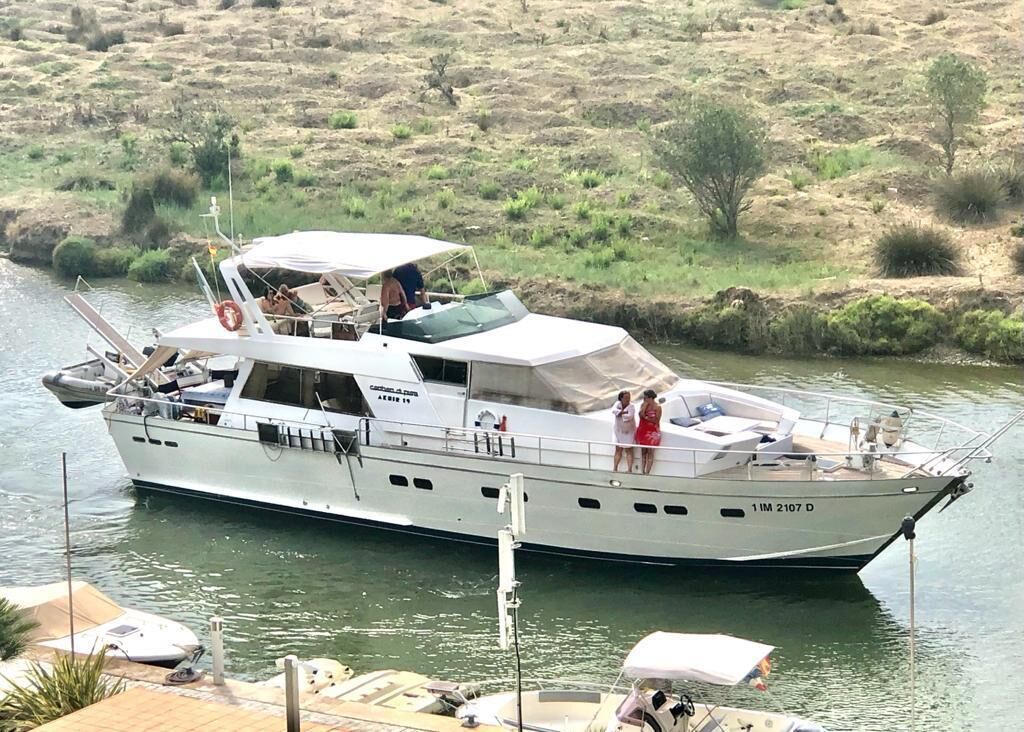 TREAT YOURSELF TO AN UNUSUAL AND ATYPICAL DAY ABOARD THIS 20m BOAT