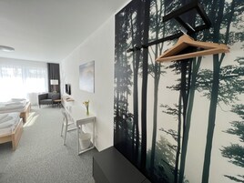 三人房 | 记忆海绵床垫、办公桌、笔记本电脑工作区、隔音