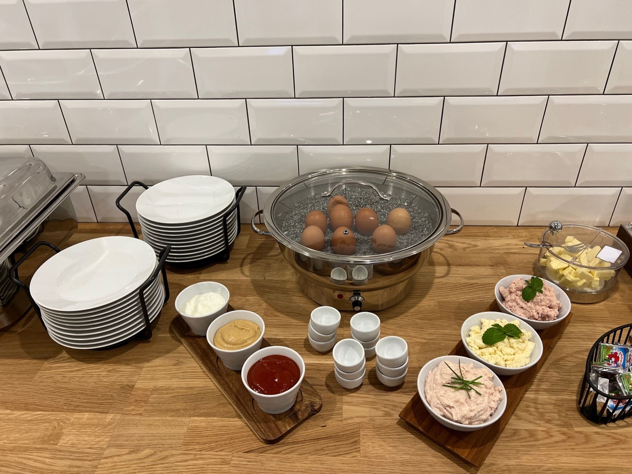 Un bufé de desayuno con diversos alimentos y condimentos.