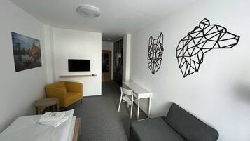 Economy-Zweibettzimmer | Betten mit Memory-Foam-Matratzen, Schreibtisch