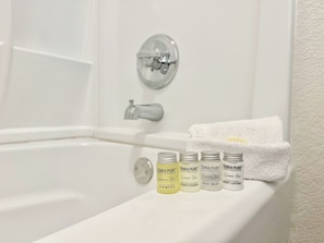 Ensemble baignoire-douche, articles de toilette (gratuits)