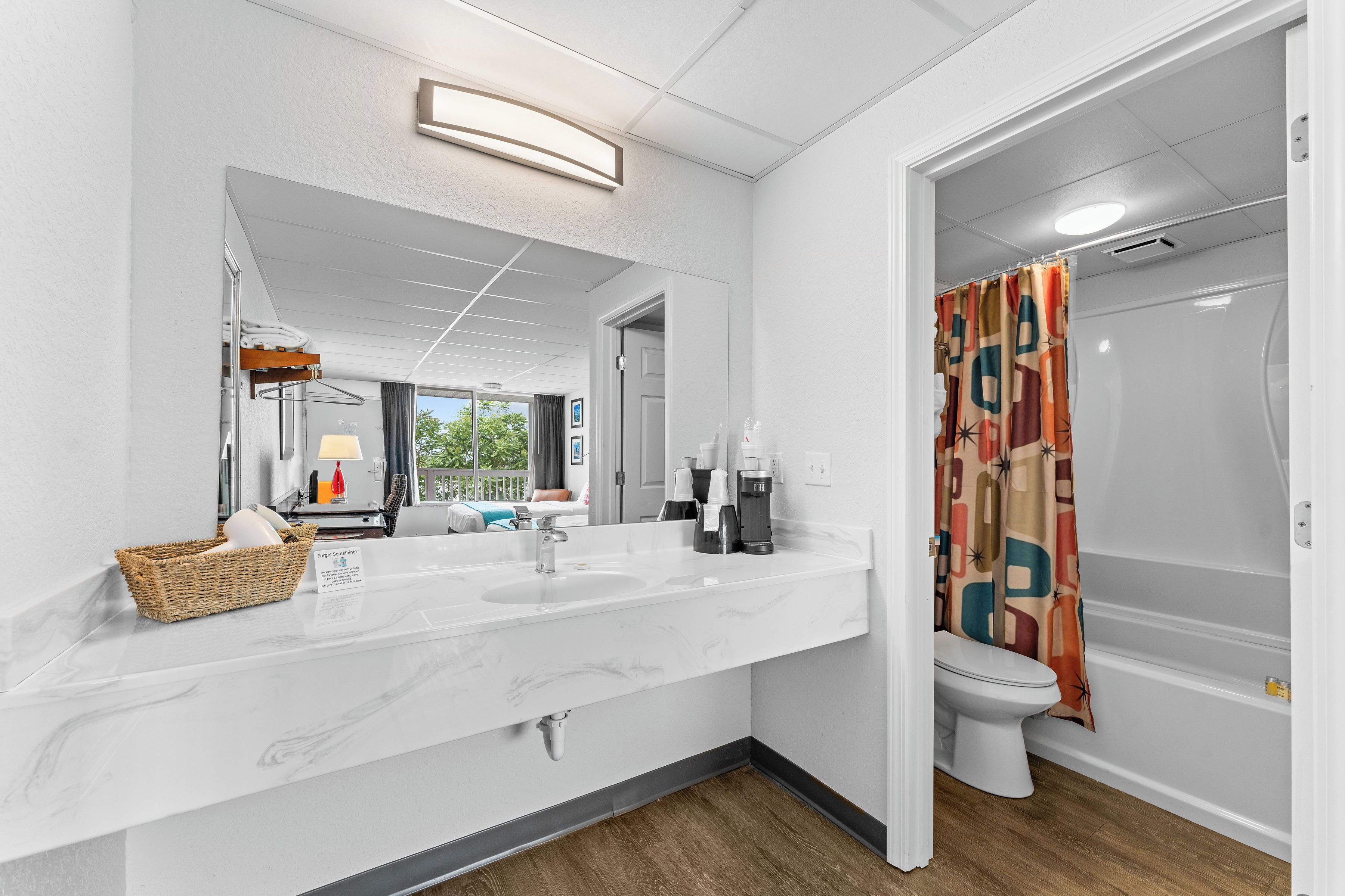 Ensemble douche/baignoire, articles de toilette gratuits, sèche-cheveux