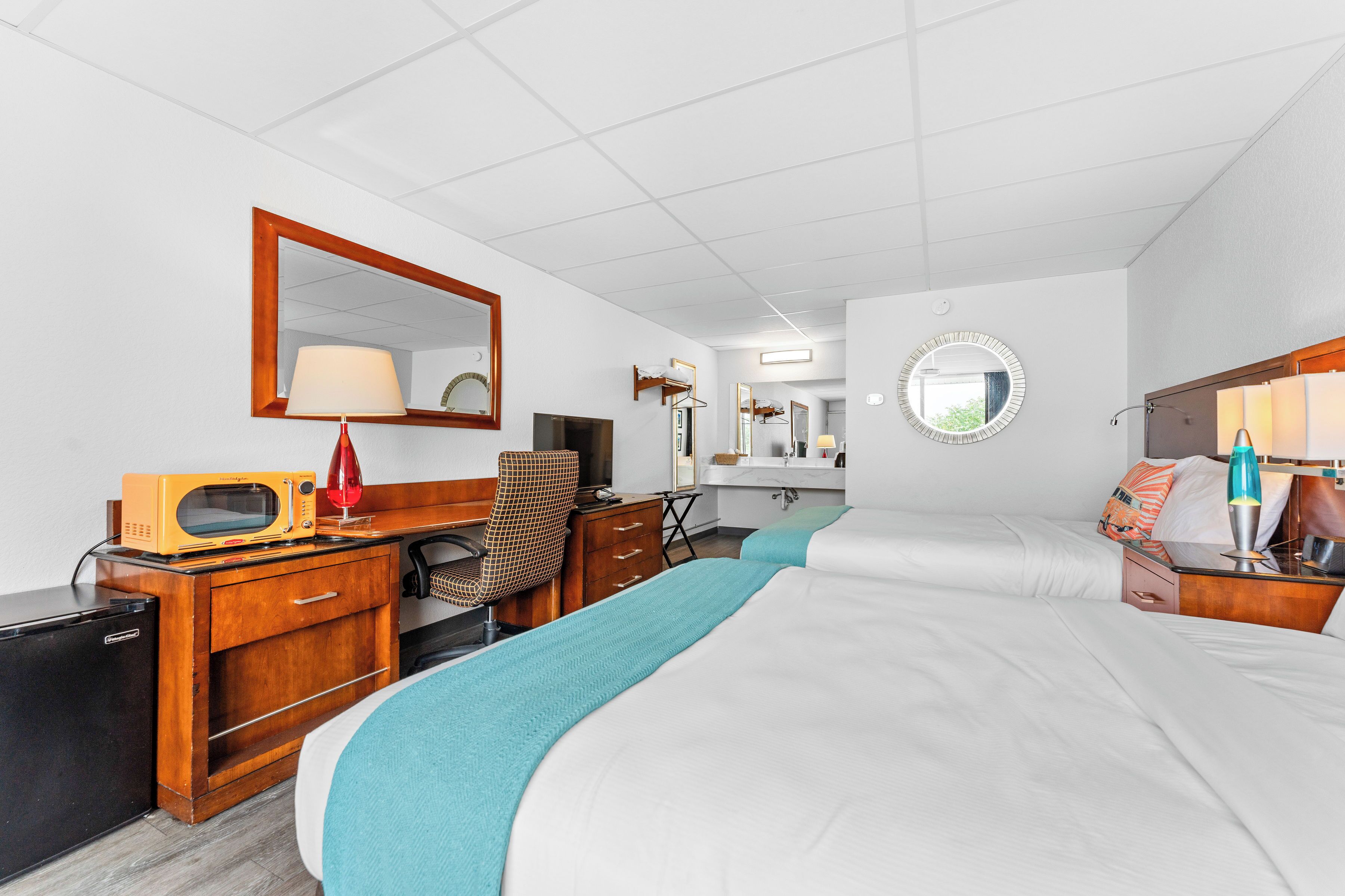 エコノミー ダブルルーム クイーンベッド 2 台 | デスク、ノートパソコン用作業スペース、遮光カーテン、WiFi (無料)