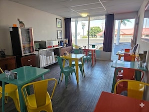 Buffet déjeuner gratuit tous les jours