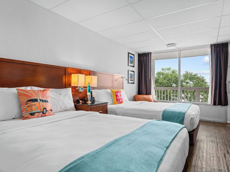 Habitación económica doble, 2 camas de matrimonio | Escritorio, espacio para trabajar con un portátil, cortinas opacas