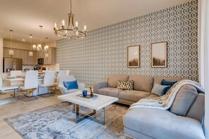 Departamento, varias camas (547 OC - Golf View 2BR Luxury Townhom) | Área de sala de estar