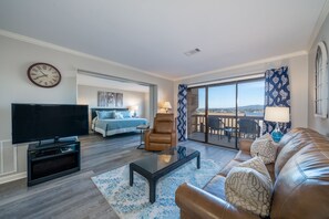 Smart TV, DVD player, ping pong, video library - South Shore 1 bdrm! Gameroom! MiniGolf, Pickleball, Tennis, Indoor Hot tub! (Hot Springs)