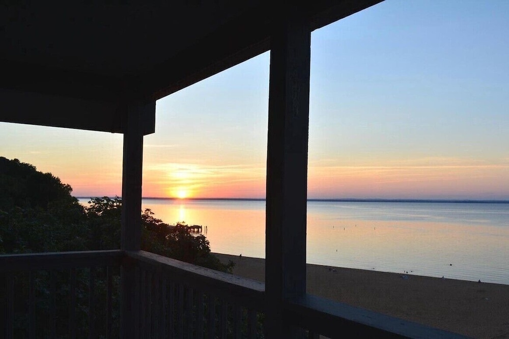 Unobstructed view of the Chesapeake Bay, w/ a beach!