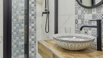 Appartamento Luxury | Bagno | Set di cortesia gratuito, asciugacapelli, pantofole, sapone
