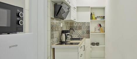 Luxury Apartment | Private kitchenette | Fridge, microwave, oven, stovetop