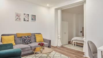 Apartamento superluxo | Sala de estar | Lareira, smart speakers, monitores de computador