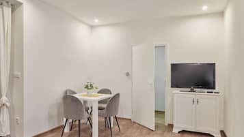 Apartamento superluxo | Área de estar | Lareira, smart speakers, monitores de computador