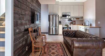 2-South: Cozy 2BR in Downtown Nashville, IN w/ Rooftop Patio