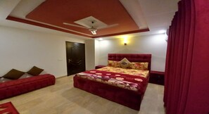 3 bedrooms, WiFi - E-11, 3-Bedrooms LUXURY and PRIVATE APT W/King Beds and Peace. (Islamabad)