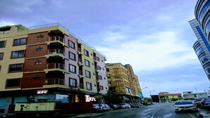 Um edifício de vários andares com um restaurante KFC no andar térreo.
