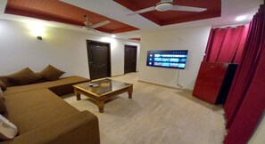 Living area - E-11, 3-Bedrooms LUXURY and PRIVATE APT W/King Beds and Peace. (Islamabad)