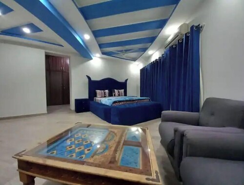E-11, 2-Bedrooms LUXURY and PRIVATE APT W/King Bed