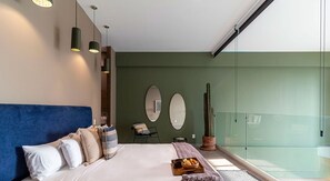 1 slaapkamer, luxe beddengoed, een bureau, een strijkplank/strijkijzer