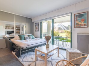 1 dormitorio, escritorio, tabla de planchar con plancha y ropa de cama