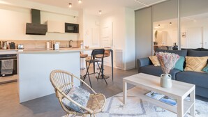 Eine moderne Wohnung mit Küche, Essbereich und Wohnzimmer.