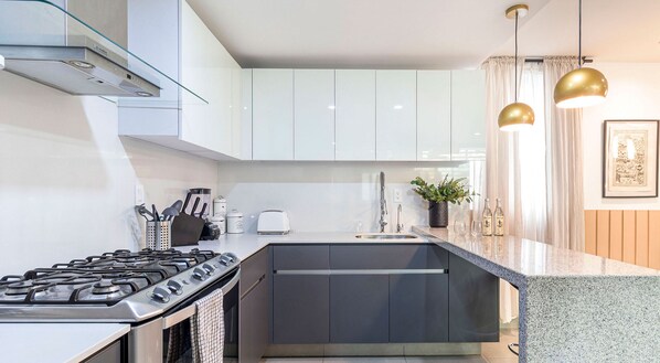 Geladeira, micro-ondas, fogão, cooktop