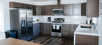 New Glacier Retreat!! Modern, Clean Cowispell Haus: Walk to Downtown Kalispell