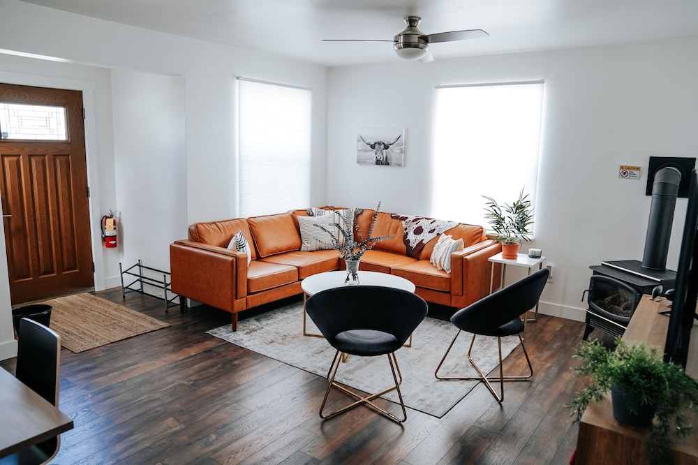 New Glacier Retreat!! Modern, Clean Cowispell Haus: Walk to Downtown Kalispell