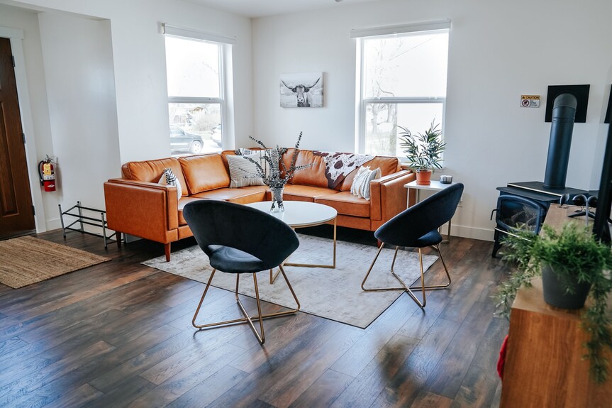 New Glacier Retreat!! Modern, Clean Cowispell Haus: Walk To Downtown Kalispell - Kalispell, MT