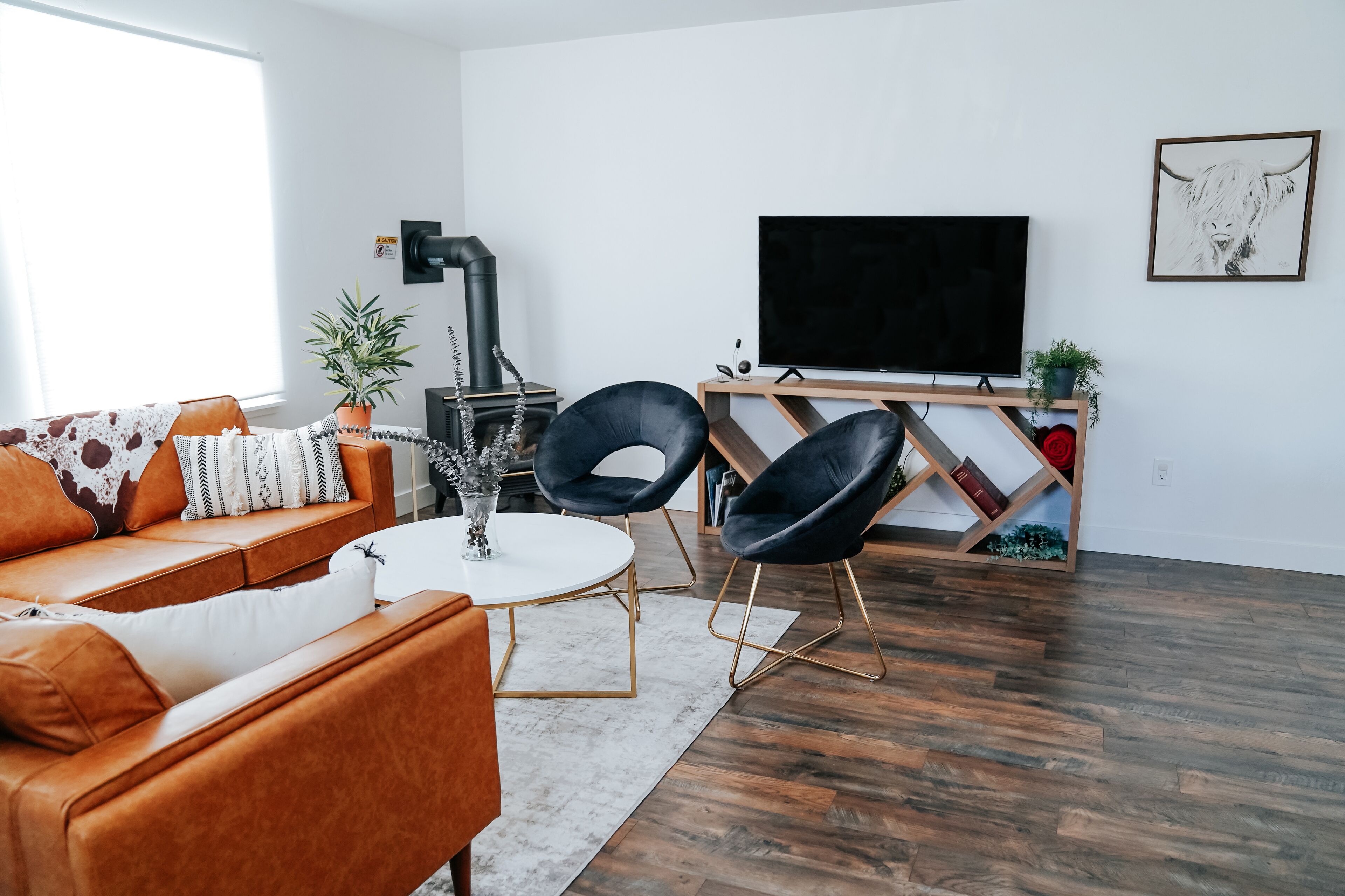 New Glacier Retreat!! Modern, Clean Cowispell Haus: Walk to Downtown Kalispell