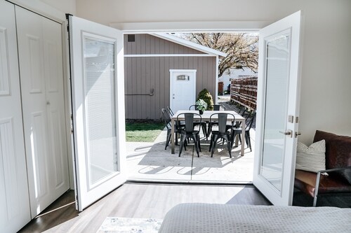 New Glacier Retreat!! Modern, Clean Cowispell Haus: Walk to Downtown Kalispell