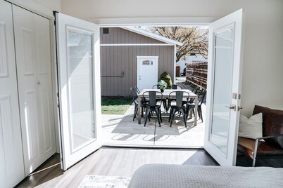 New Glacier Retreat!! Modern, Clean Cowispell Haus: Walk to Downtown Kalispell