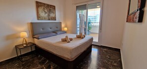 2 slaapkamers, een strijkplank/strijkijzer, reisbedje, wifi