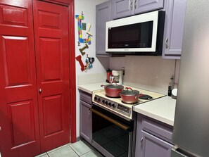 Fridge, microwave, oven, stovetop - Escape to a Blissful Townhouse of Vibrant Colors (Jackson)