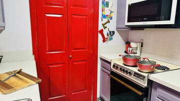 Een koelkast, een microgolfoven, een oven, een kookplaat