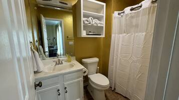 淋浴设施、吹风机、毛巾、肥皂