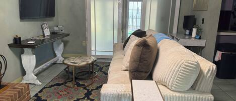 Smart-TV, Kamin, Videospiele, Bücher