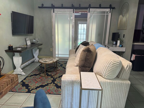 Smart TV, fireplace, video games, books - Escape to a Blissful Townhouse of Vibrant Colors (Jackson)